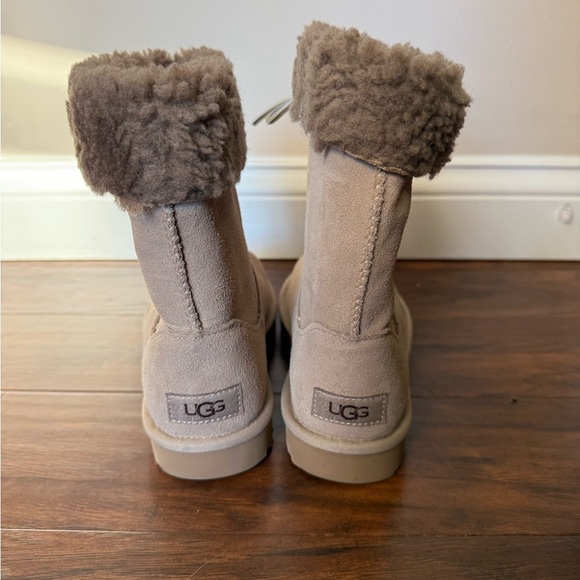 NWOT UGG Sarissa Dune Shearling Lined Short Suede Tan Boots-Size 7 - Picture 4 of 11
